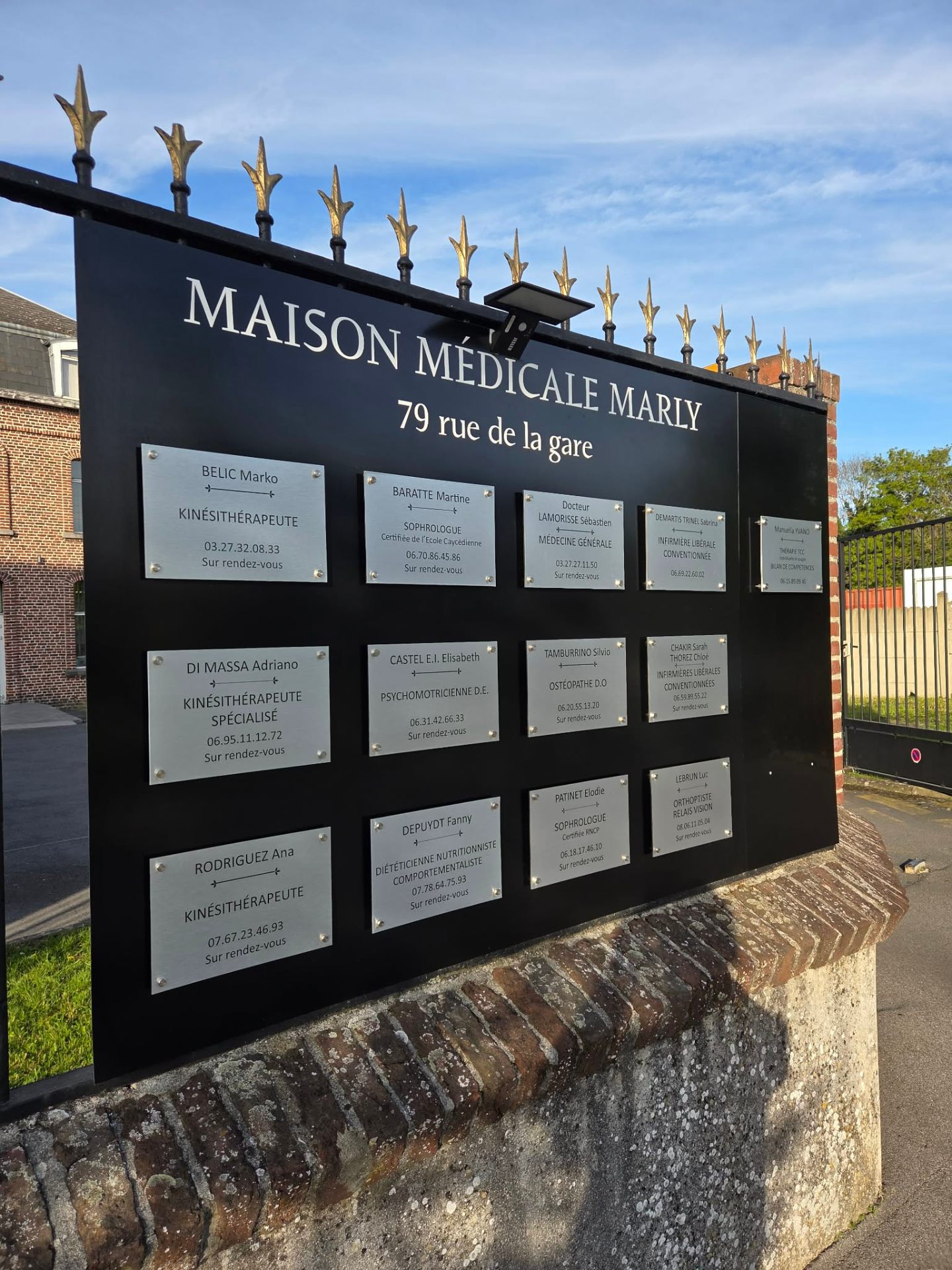 Plaques professionnelles à l'entrée de la Maison Médicale Marly Stade